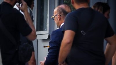 Γιώργος Μαζωνάκης: Με χειροπέδες στην Ευελπίδων οι δύο γιατροί