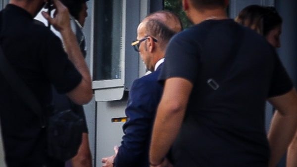 Γιώργος Μαζωνάκης: Με χειροπέδες στην Ευελπίδων οι δύο γιατροί