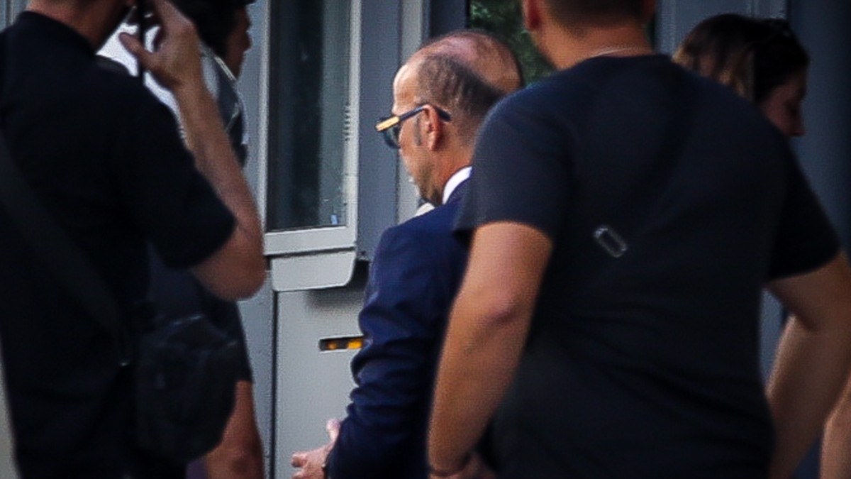 Γιώργος Μαζωνάκης: Με χειροπέδες στην Ευελπίδων οι δύο γιατροί