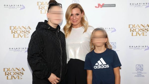 Η Κατερίνα Καραβάτου με τα παιδιά της Αέλια και Αρίωνα