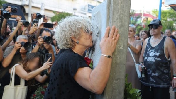 Η Μάγδα Φύσσα στο μνημείο του Παύλου Φύσσα