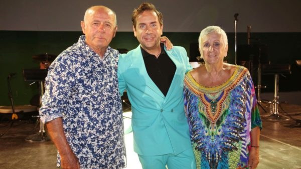 Ο Γιώργος Μαζωνάκης με τους γονείς του