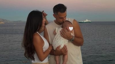 Ο Σάκης Κατσούλης με τη Μαριαλένα Ρουμελιώτη και τον γιο τους