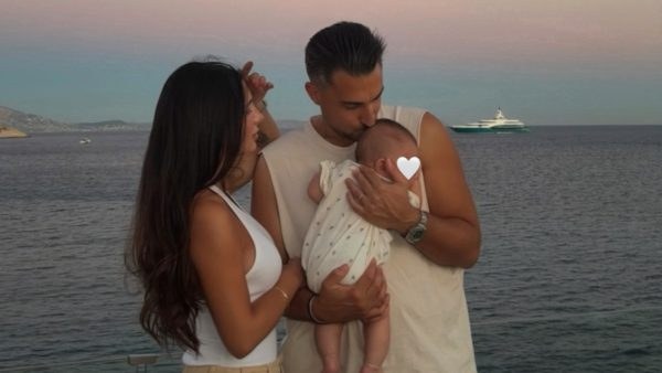 Ο Σάκης Κατσούλης με τη Μαριαλένα Ρουμελιώτη και τον γιο τους