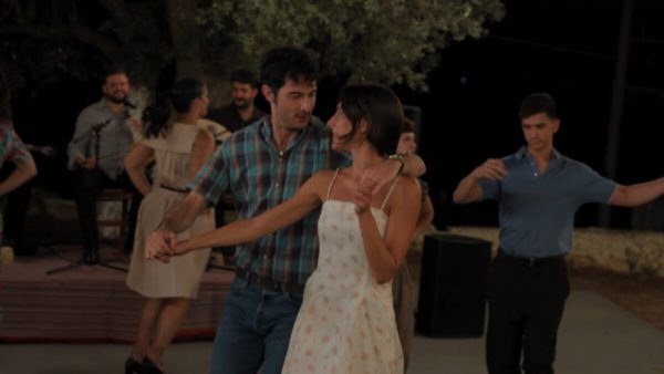 Δύο Μαύρα Πουκάμισα