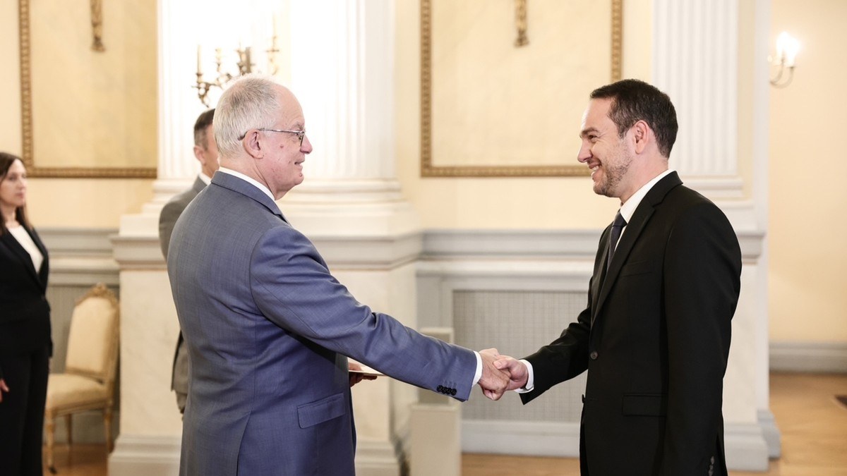 Γιώργος Μαζωνάκης και φραπέ στο πρώτο βίντεο του νέου Γάλλου πρέσβη – Η πρόσκληση που απηύθυνε στους Έλληνες