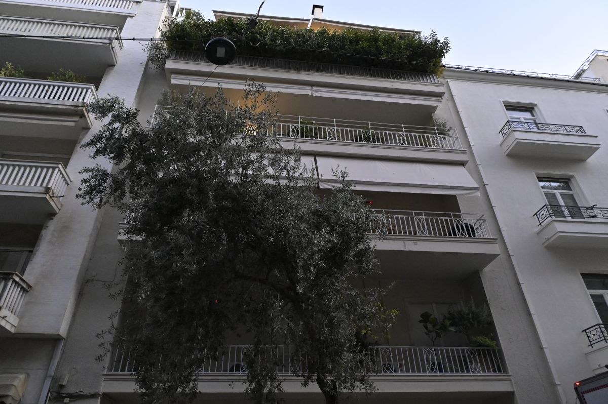 Μαζωνάκης: Θρησκευτικές εικόνες, στολή Σαμουράι και σπαθιά - Φωτογραφίες από το ιατρείο Stem Cell στο Κολωνάκι όπου πήγε να κάνει πλασμαφαίρεση ο τραγουδιστής
