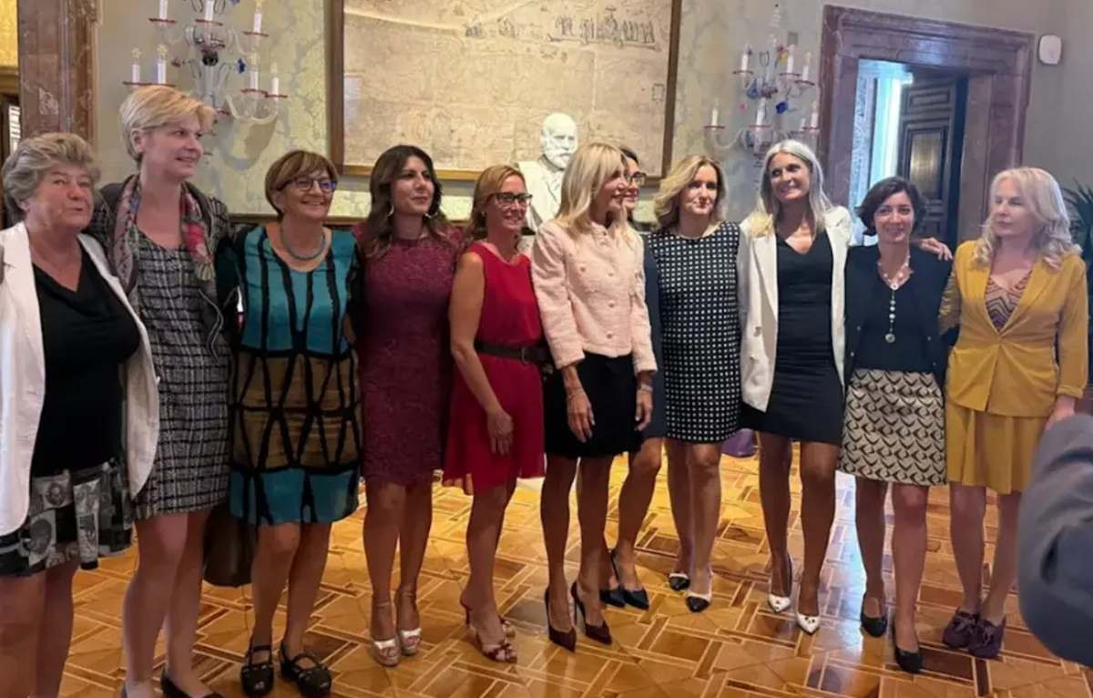 Μίνι φούστες δήλωση από πολιτικό