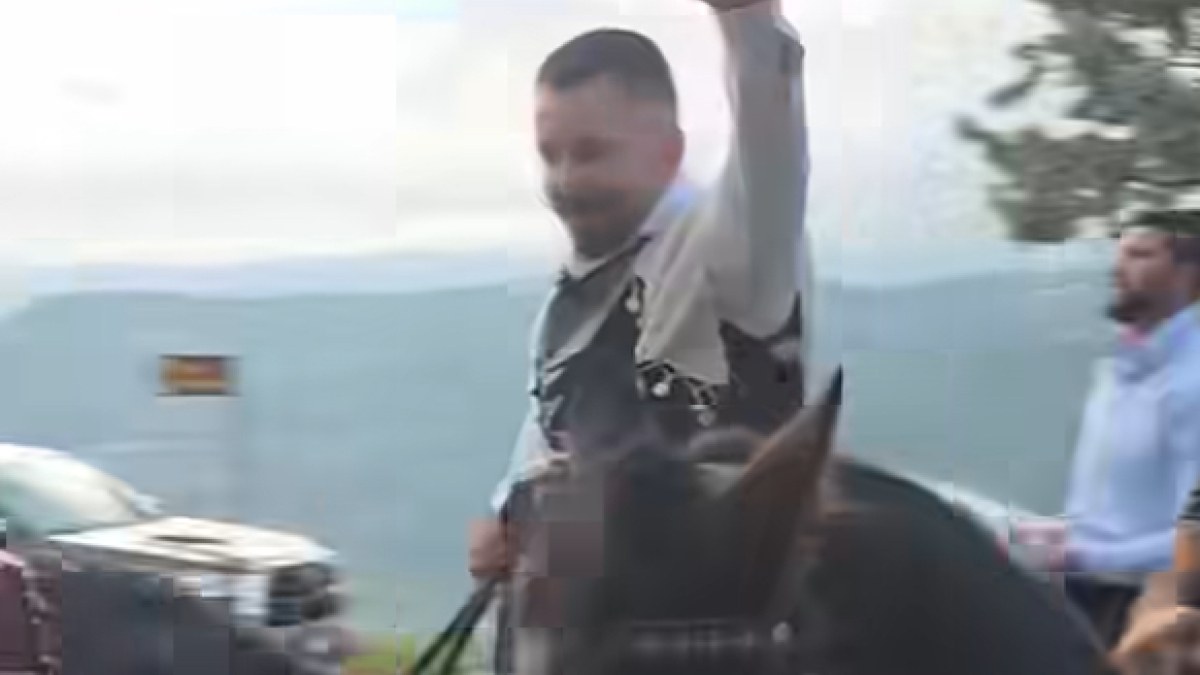 Γαμπρός έφιππος στην εκκλησία