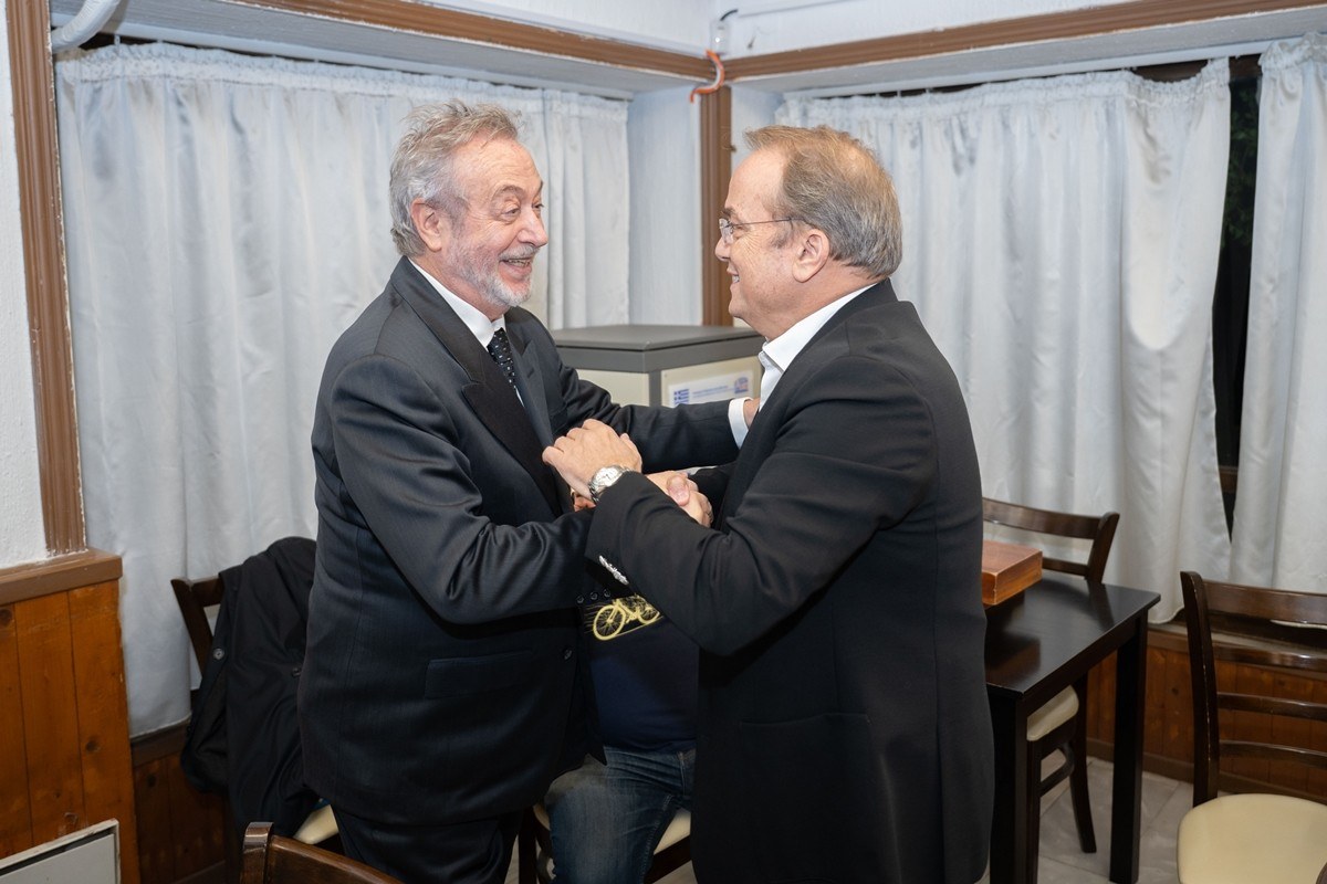 O σκηνοθέτης και αφηγητής της επετειακής παράστασης «Μια πόλη. Μια ιστορία. Ένας αιώνας.» με το Δήμαρχο Βάρης, Βούλας, Βουλιαγμένης Γρηγόρη Κωνσταντέλλο