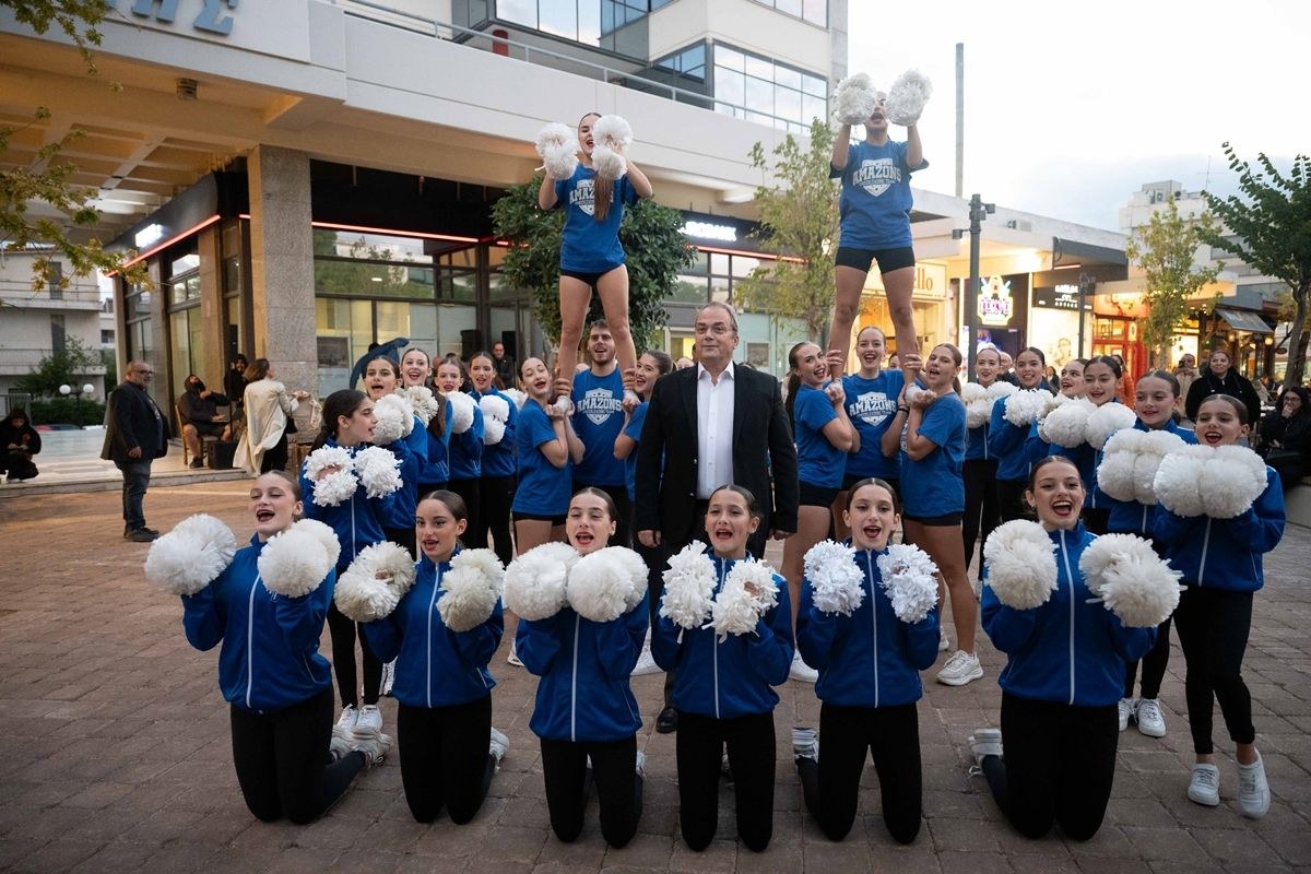 H πρωταθλήτρια ομάδα Cheerleading της πόλης, οι Αμαζόνες, έδωσε τη δική της δυναμική παρουσία με μια εντυπωσιακή επίδειξη.