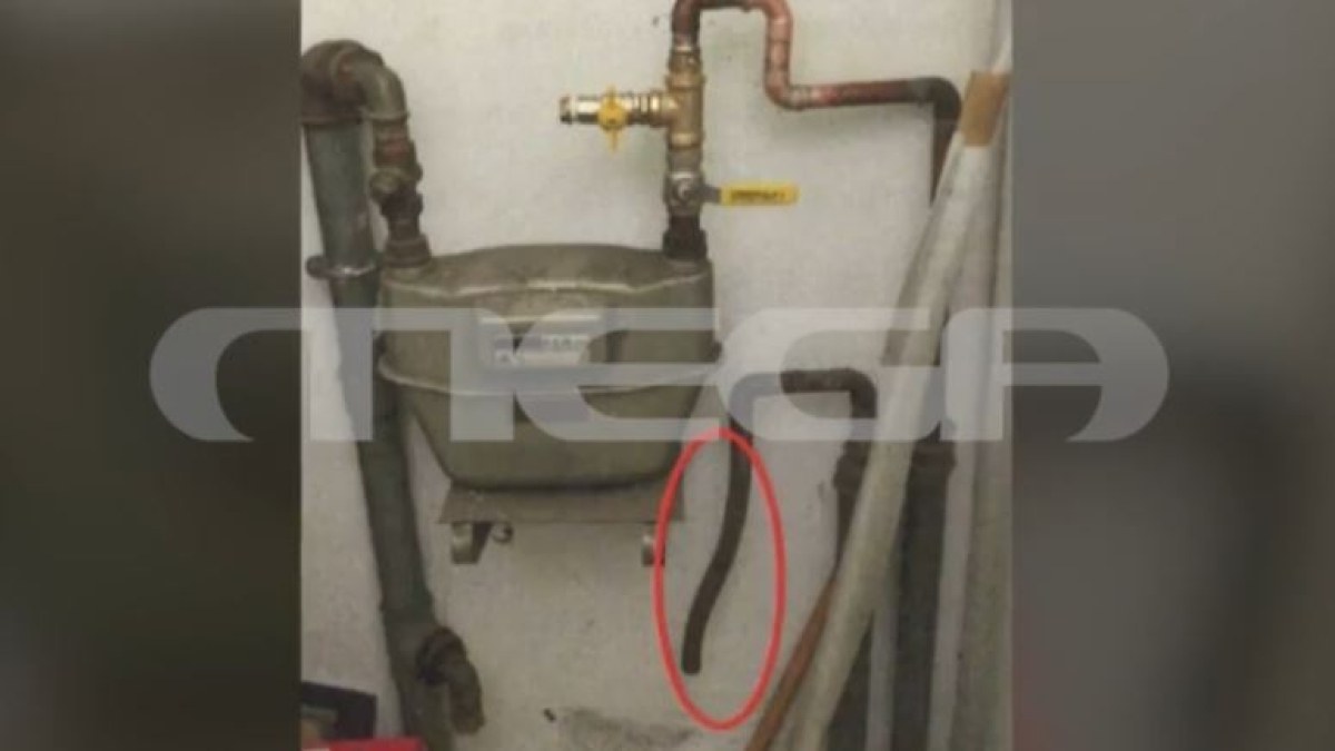 Σωλήνες από την έκρηξη στην Πλάκα