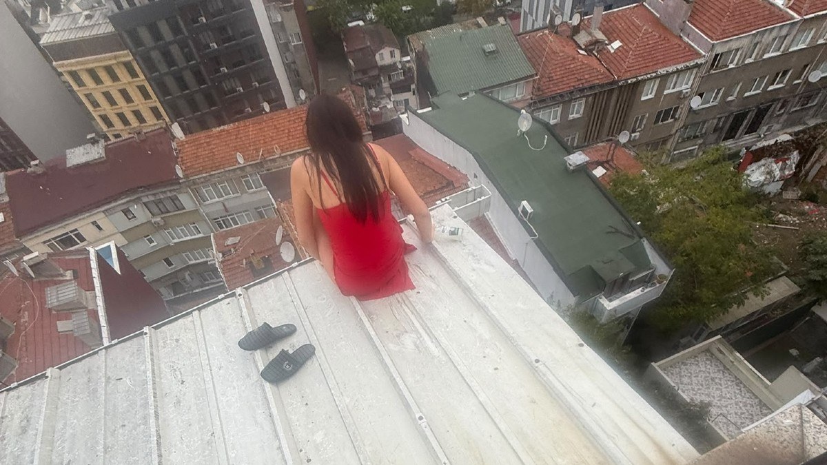 Γυναίκα σε ταράτσα στην Κωνσταντινούπολη