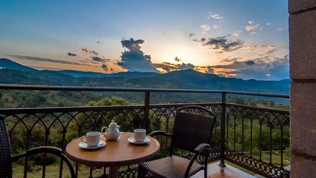 Aiora Suites στη Βυτίνα: Ο ξενώνας με τζάκι και πανοραμική θέα στο Μαίναλο