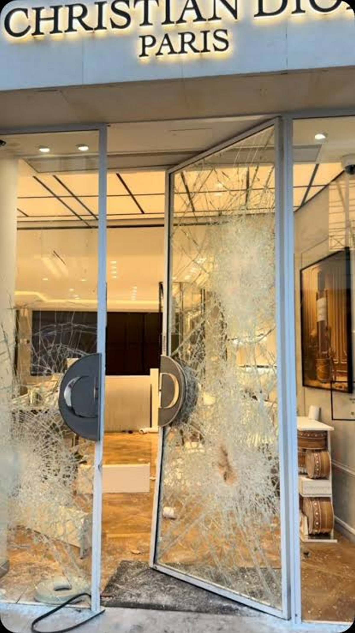 Dior κατάστημα σπασμένο στο Παρίσι