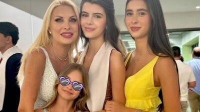Η Ελένη Μενεγάκη με τις κόρες της
