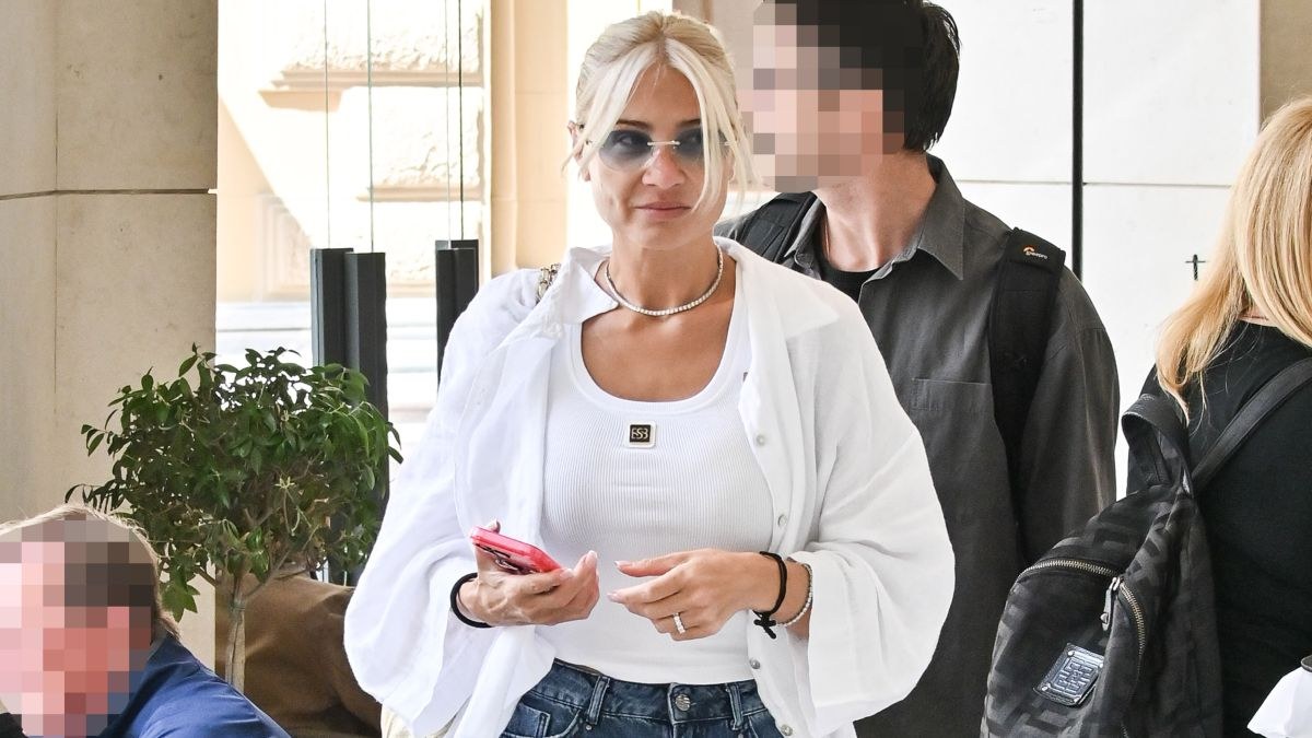 Φαίη Σκορδά: Άβαφη και με μίνι φούστα στο κέντρο της Αθήνας – Πού βρέθηκε λίγες μέρες πριν τη πρεμιέρα στον ΑΝΤ1 (Φωτογραφίες)
