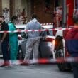 Έκρηξη σημειώθηκε στην είσοδο πολυκατοικίας στην περιοχή της Ακαδημίας Πλάτωνος, προκαλώντας αναστάτωση. Από το περιστατικό τραυματίστηκαν δύο αστυνομικοί, ενώ οι αρμόδιες αρχές διερευνούν τις συνθήκες κάτω από τις οποίες σημειώθηκε η έκρηξη.Τεταρτη 21 Οκτωβριου 2026