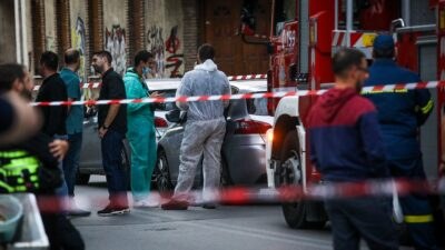 Έκρηξη σημειώθηκε στην είσοδο πολυκατοικίας στην περιοχή της Ακαδημίας Πλάτωνος, προκαλώντας αναστάτωση. Από το περιστατικό τραυματίστηκαν δύο αστυνομικοί, ενώ οι αρμόδιες αρχές διερευνούν τις συνθήκες κάτω από τις οποίες σημειώθηκε η έκρηξη.Τεταρτη 21 Οκτωβριου 2026