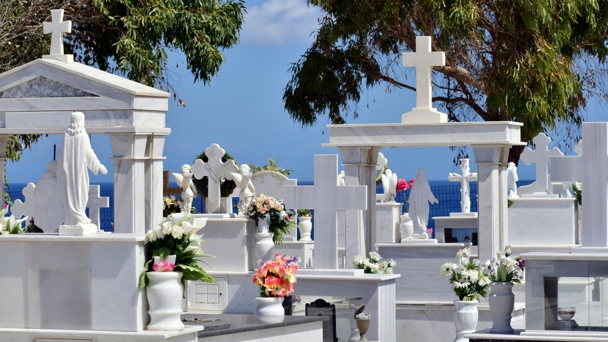 Εφιάλτης 6 χρόνια μετά τον κορωνοϊό: Ανοίγουν τάφους και βρίσκουν τις σορούς χωρίς να έχουν αποσυντεθεί - Τι συμβαίνει