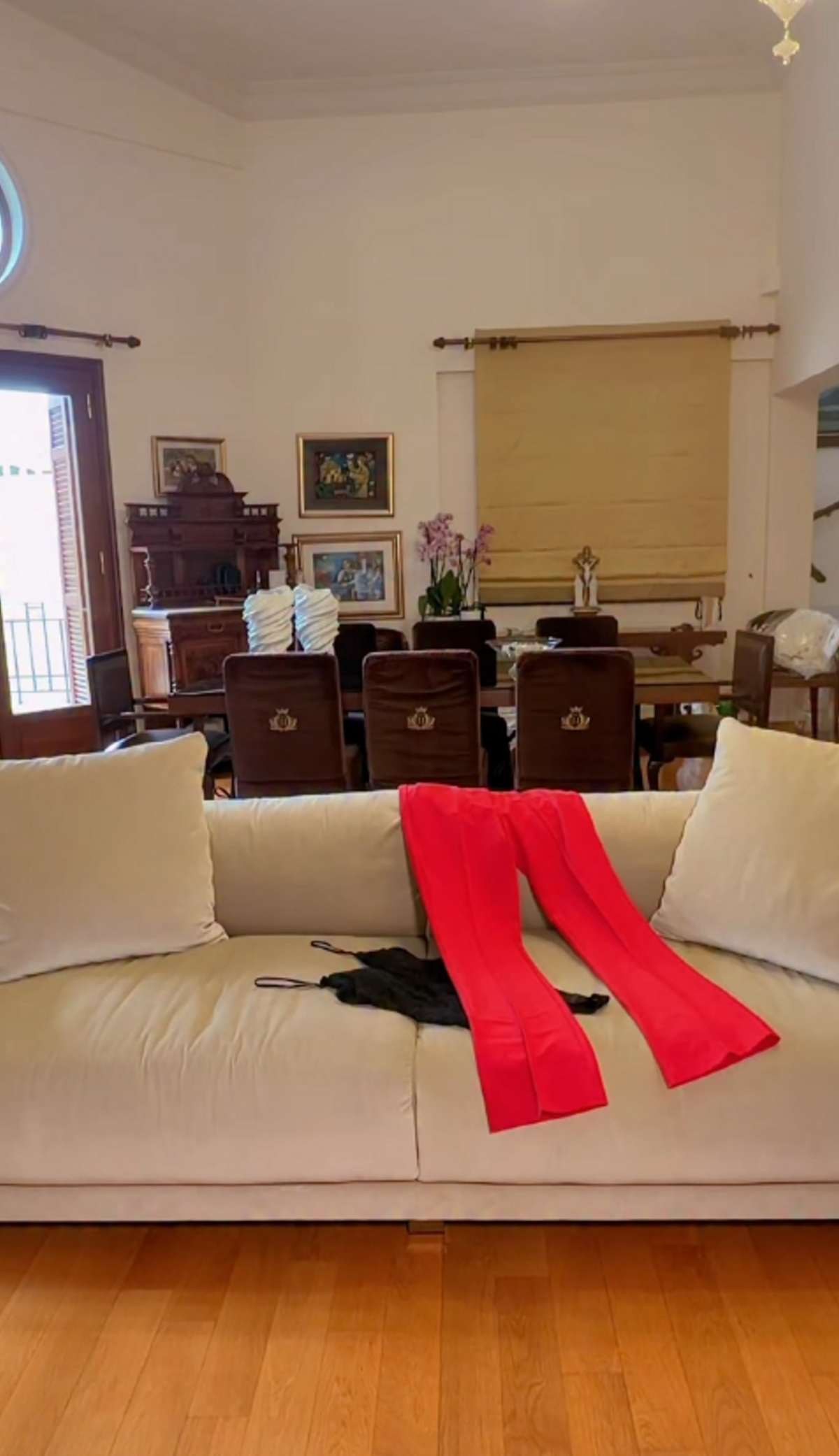Η Φαίη Σκορδά στο σαλόνι της